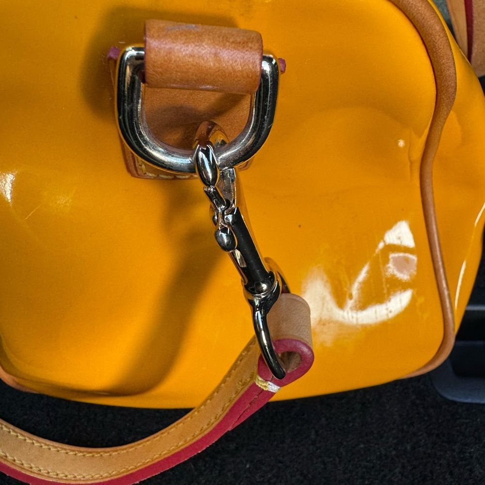 Vintage Dooney & Bourke Mustard Yellow Patent Leather Satchel Barrel. Adj straps - Picture 13 of 14